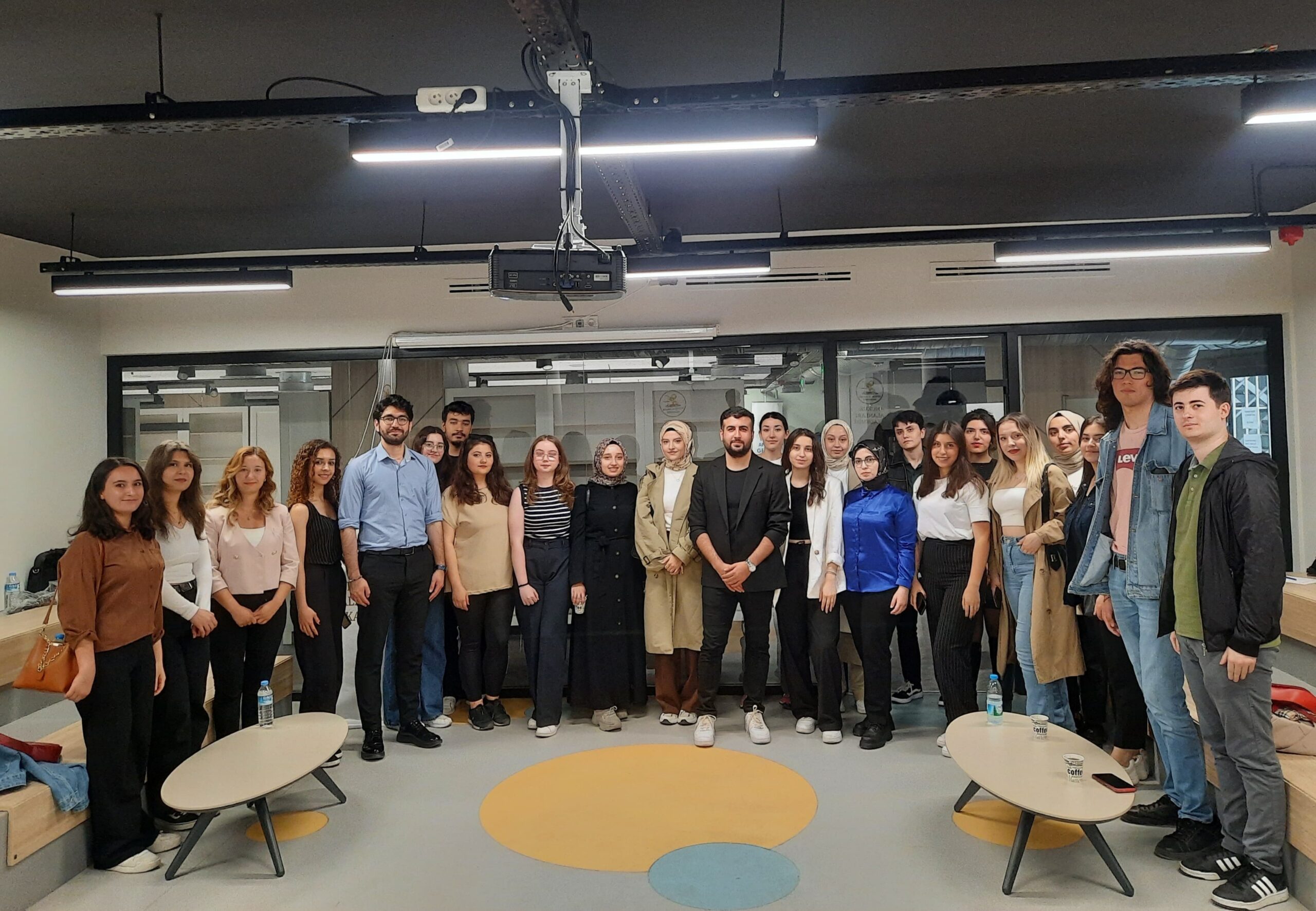 Hukuk Alanları Akademisi'nin düzenlediği Adli ve İdari Hakimlik hazırlık etkinliğinde HMGS kaynaklarıyla eğitim alan öğrenciler