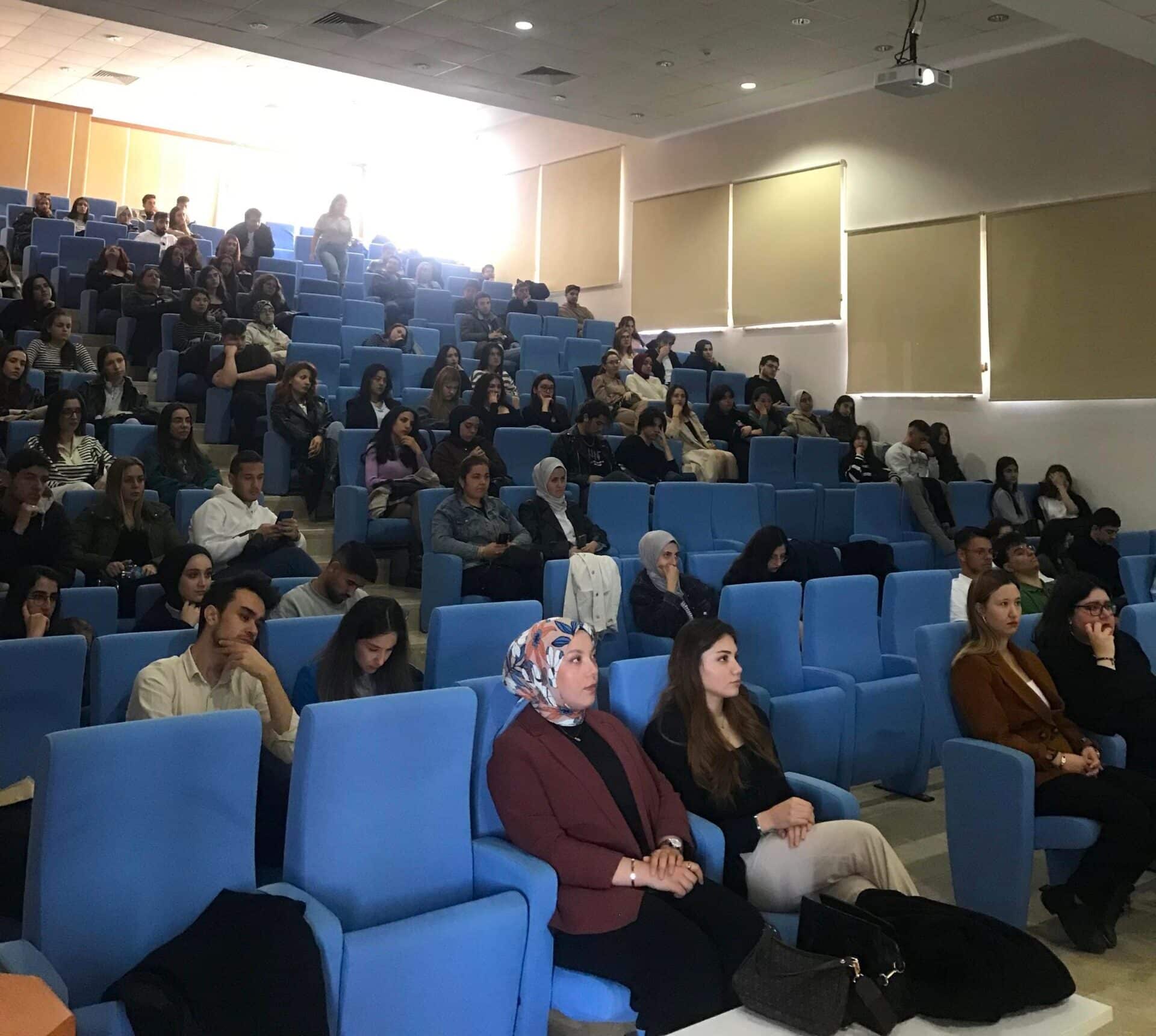 Hukuk Alanları Akademisi'nin düzenlediği Adli ve İdari Hakimlik hazırlık etkinliğinde HMGS kaynaklarıyla eğitim alan öğrenciler