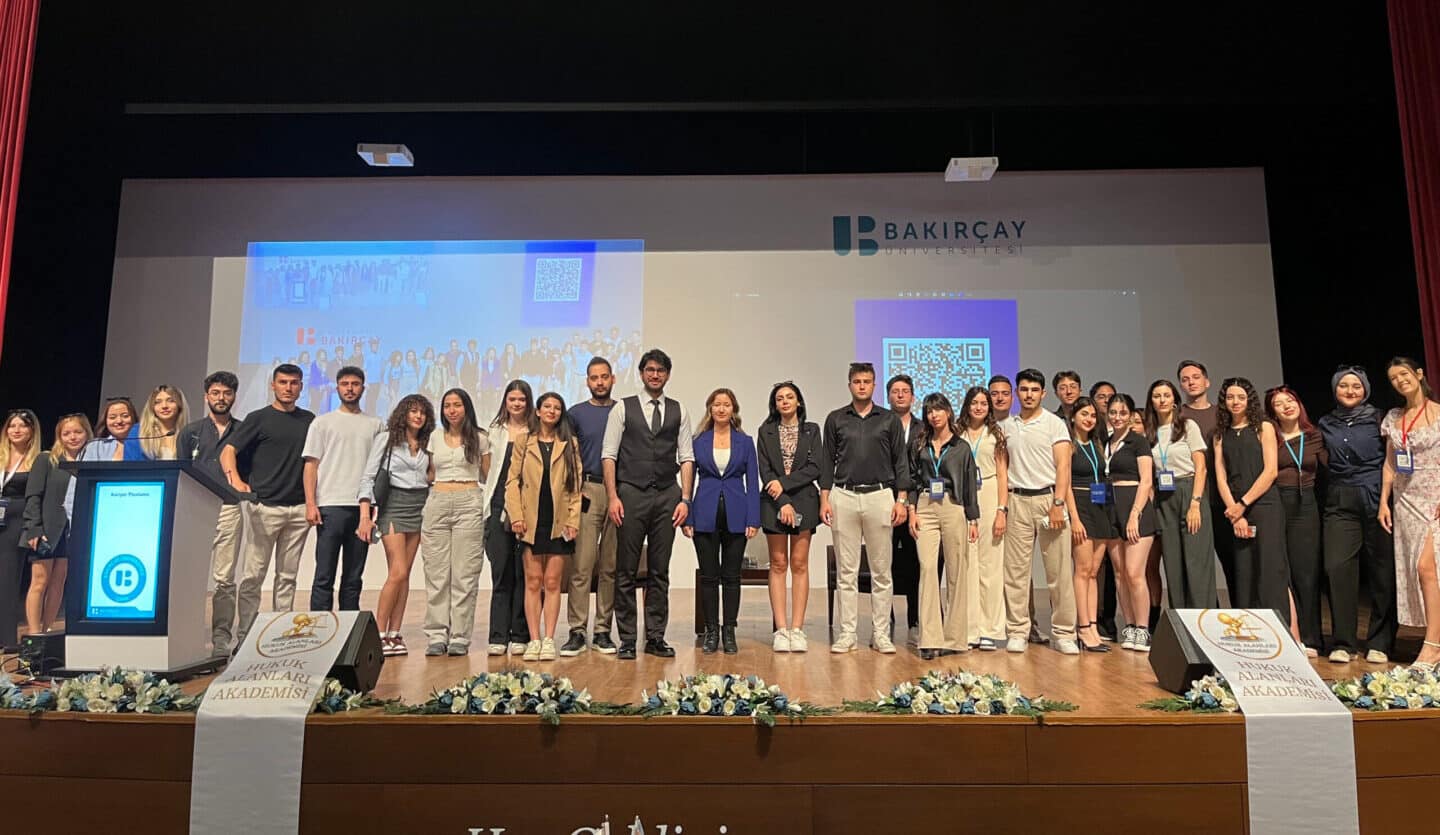 Hukuk Alanları Akademisi'nin düzenlediği Adli ve İdari Hakimlik hazırlık etkinliğinde HMGS kaynaklarıyla eğitim alan öğrenciler