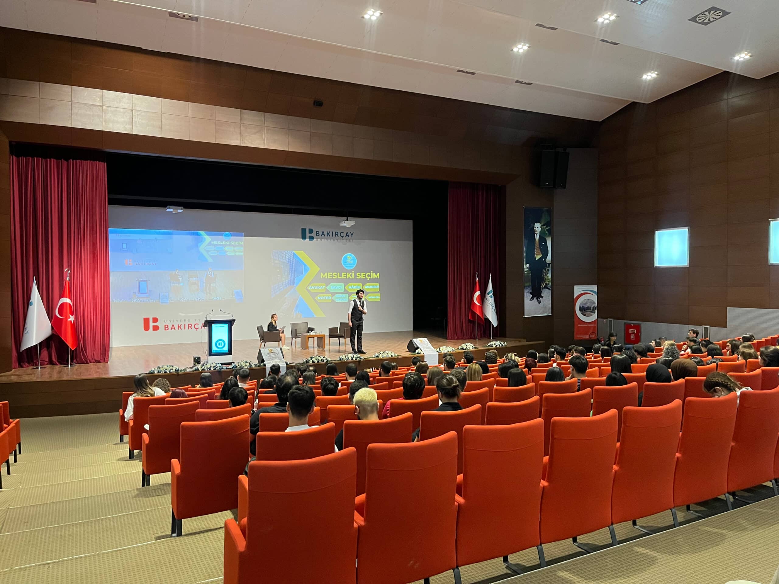 Hukuk Alanları Akademisi'nin düzenlediği Adli ve İdari Hakimlik hazırlık etkinliğinde HMGS kaynaklarıyla eğitim alan öğrenciler