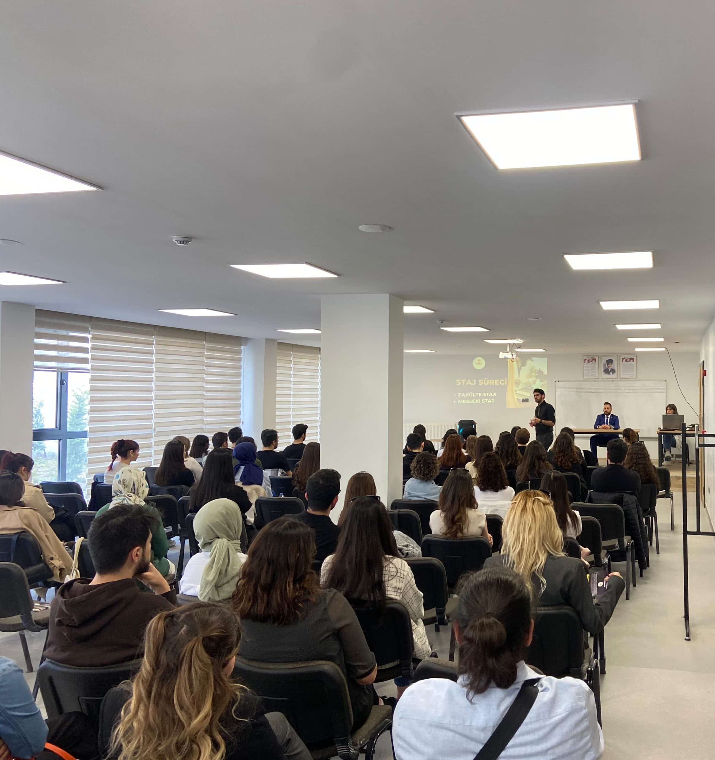 Hukuk Alanları Akademisi'nin düzenlediği Adli ve İdari Hakimlik hazırlık etkinliğinde HMGS kaynaklarıyla eğitim alan öğrenciler